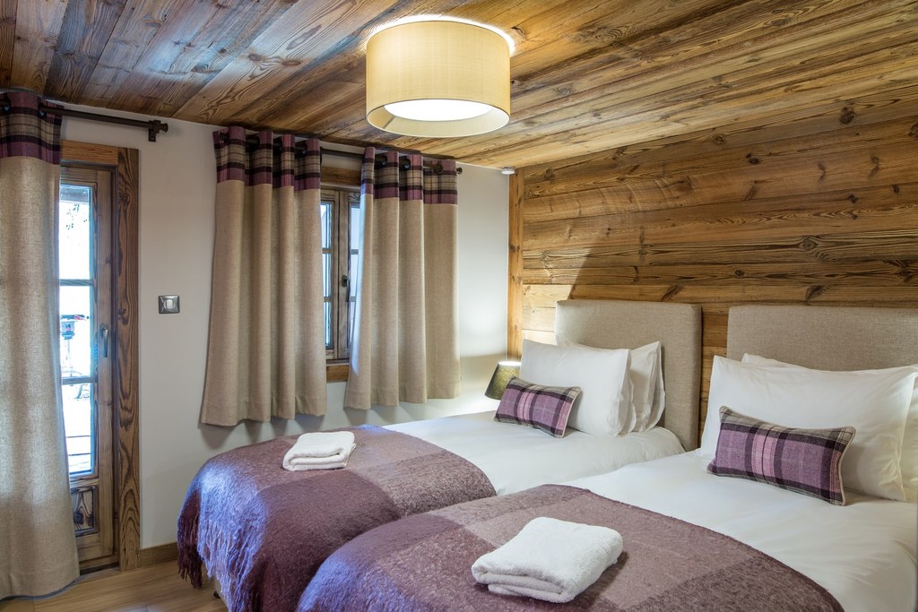 Bedroom 4-view to windows.jpg